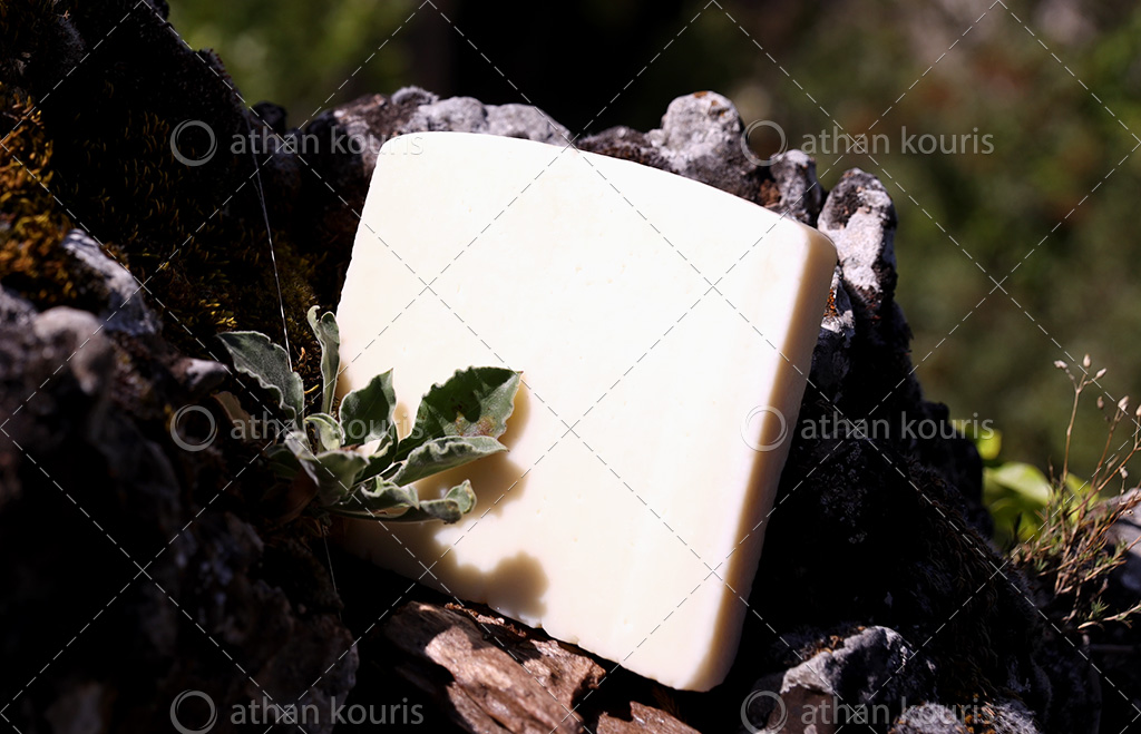 πρωτοσέλιδο - τυρί Γραβιέρα Νάξου με... λίγα λόγια
