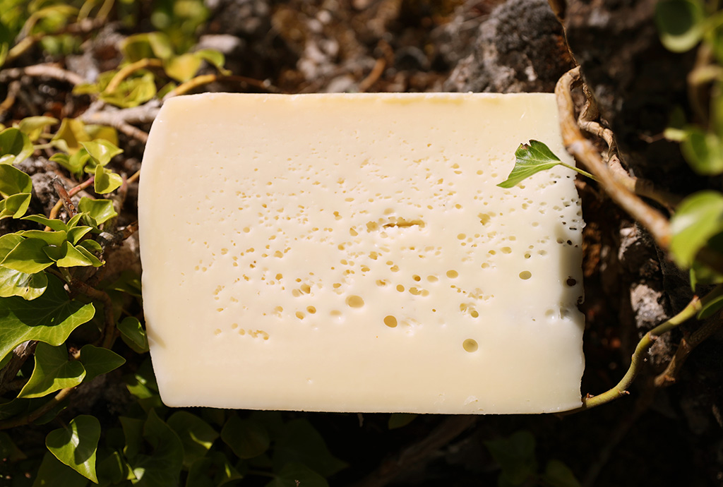 πρωτοσέλιδο - τυρί Κεφαλογραβιέρα με... λίγα λόγια